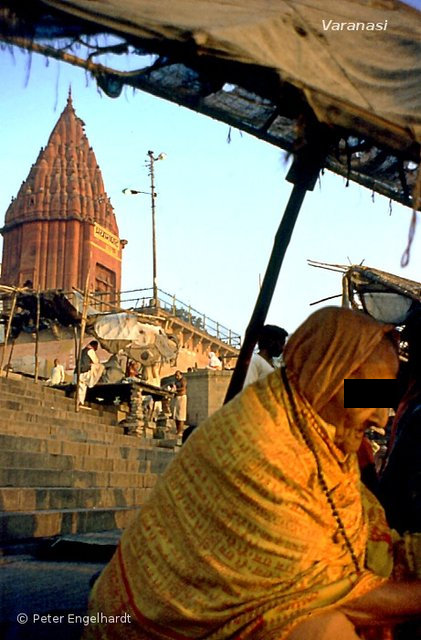 Ein Ghat am Ufer des Ganges in Varanasi.