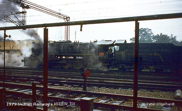 Dampflokomotive in einem indischen Bahnhof.