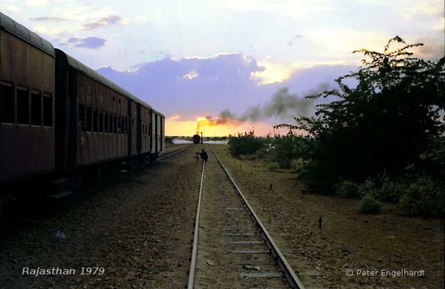 Ein Dampfzug fasst in der indischen Wüste Thar neues Wasser. Foto aus dem Jahr 1979.