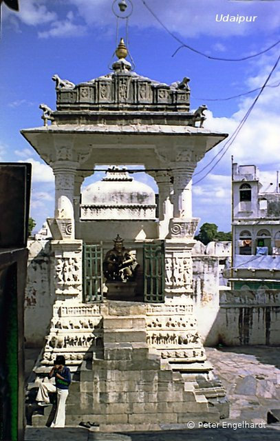 Heiligtum der Jainus in einem Tempelgelände in Udaipur.