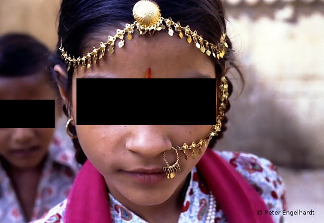 Mit dieser Tochter aus gutem indischem Hause führte ich ein Gespräch in den Ruinen der Festung von Jaisalmer. Mit dieser Tochter aus gutem indischem Hause führte ich ein Gespräch in den Ruinen der Festung von Jaisalmer.