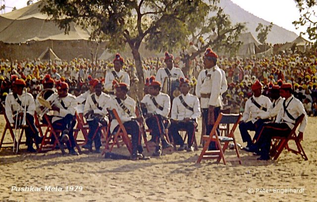 Eine Musikkapelle des indischen Militärs wartet auf ihre Einlage beim Camel Fair