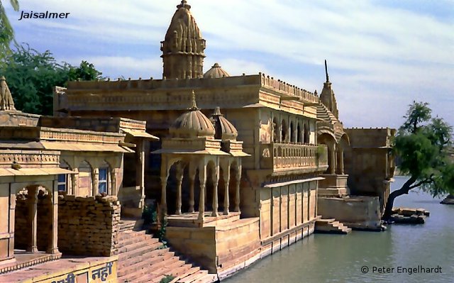 Kleiner Palast am Wasser in Rajasthan.