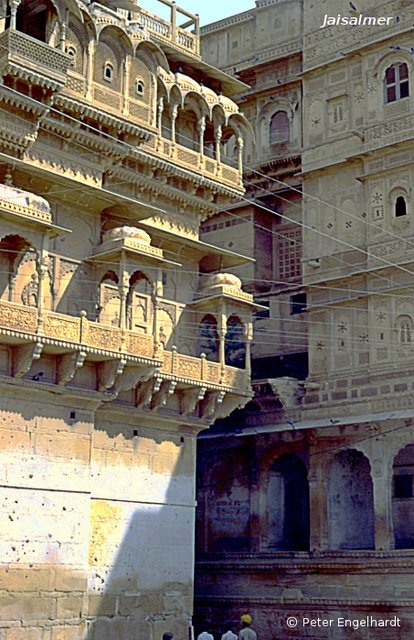 Palast mit Balkonen aus fein bearbeitetem Sandstein in der alten Festung von Jaisalmer.