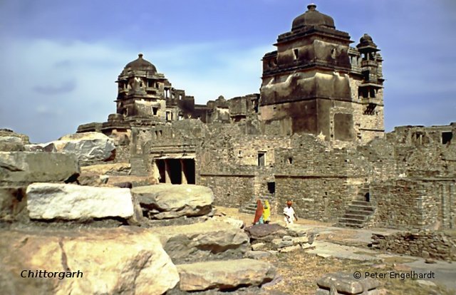 Während der muslimischen Eroberung zerstörter Palast im Fort von Chittorgarh.
