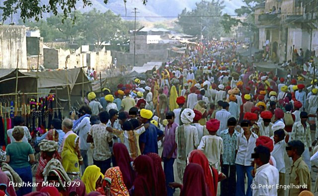 Menschenmenge auf einer Straße während des Pushkar Mela.
