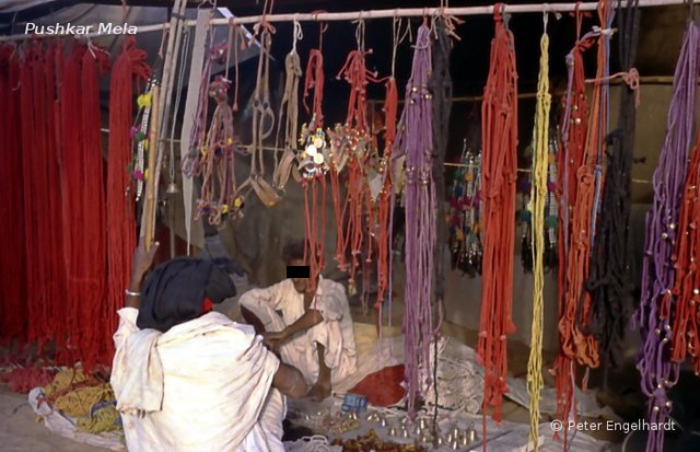 Es gab während des Kartik Punima etliche Zelte, in denen Händler alles was ein stolzer rajasthanischer Kamelreiter benötigte, zum Verkauf anboten. Es gab während des Kartik Punima etliche Zelte, in denen Händler alles was ein stolzer rajasthanischer Kamelreiter benötigte, zum Verkauf anboten.