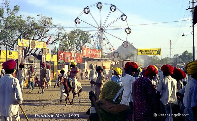 Das religiöse Brahmafest bot außer dem Tiermarkt auch andere weltliche Vergügungen. Das religiöse Brahmafest bot außer dem Tiermarkt auch andere weltliche Vergügungen.