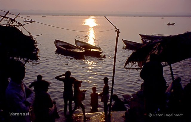 Das erste Licht des Morgens über dem heiligen Fluss der Hindus, dem Ganges.