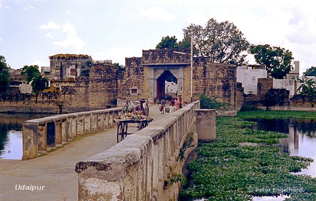Altes Stadttor der Befestigungsanlaqge von Udaipur.