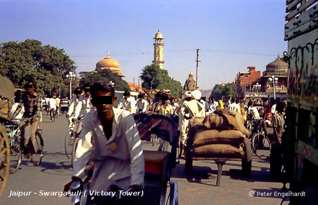 Foto einer Kreuzung in Jaipur 1979, im Hintergrund des sogenannte Victory Tower aus dem 18. Jahrhundert.