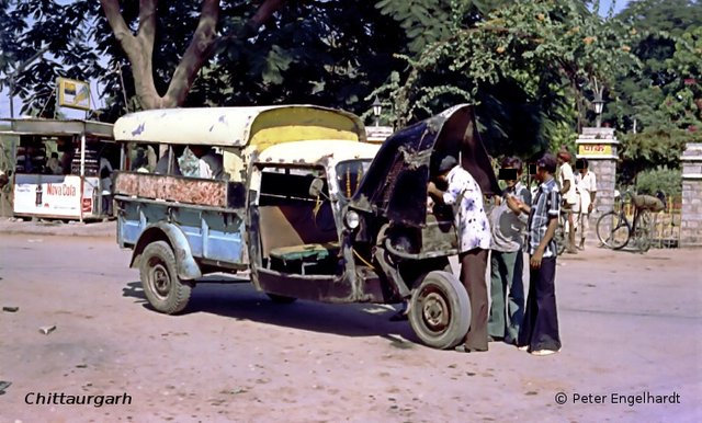 Panne eines abenteuerlichen Gefährtes auf einer Straße der indischen Stadt Chittaurgarh.