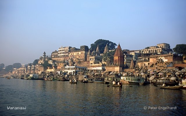 Ansich auf die Ghats und Tempel von Varanasi