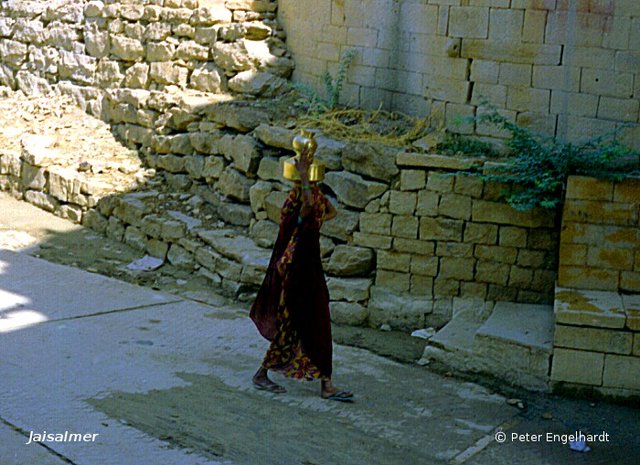 Wasserholende Frau unterwegs zu einem Wassertank in Jaisalmer.