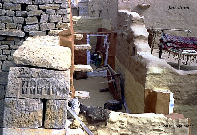 Eine notdürftig bewohnbar gemachte Ruine in der Festung von Jaisalmer Eine notdürftig bewohnbar gemachte Ruine in der Festung von Jaisalmer