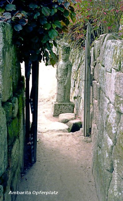 Eingang zum Opferplatz der Bataker in Ambarita