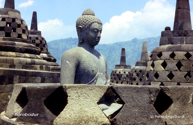 Buddha in einer zur Hälfte restaurierten Stupa