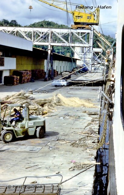 Einschiffung im Hafen von Padang