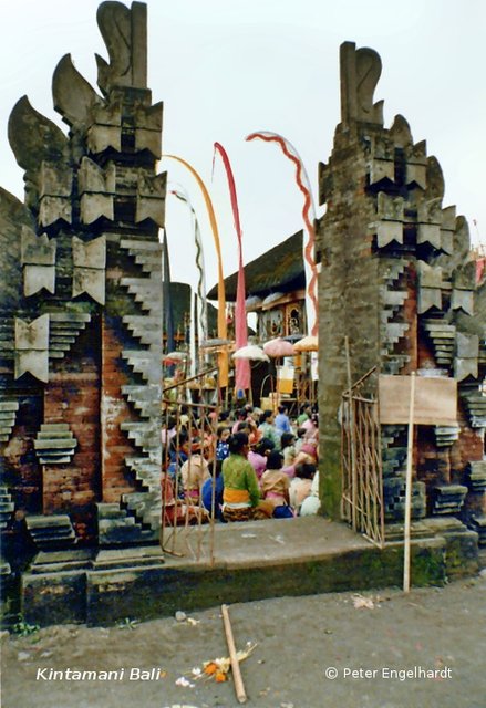 Hinduistische Zeremonie im Tempel von Kintamani