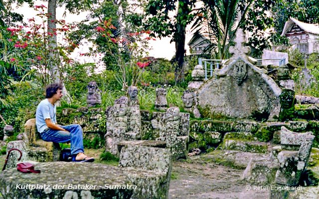 Der Autor auf einem steinernen Sitz am Kultplatz der Bataker