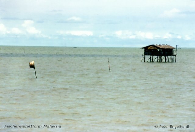 Fischereiplattform im Schelfmeer vor des Küste Malaysias