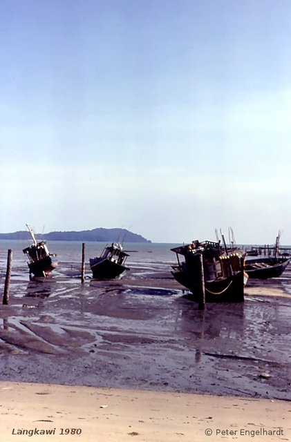 Fischkutter bei Ebbe in einer Bucht im Westen von Langkawi