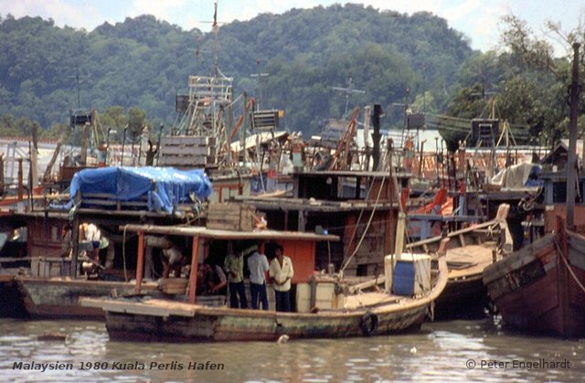 Malayische Fischkutter im Hafen von Kuala Perlis