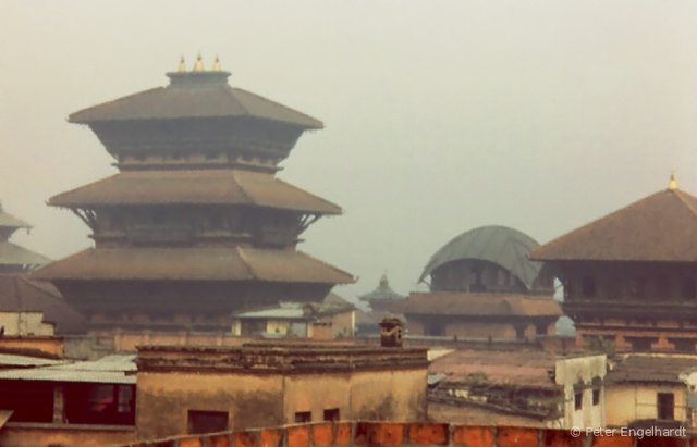 Morgennebel über den Dächern der Altstadt von Kathmandu