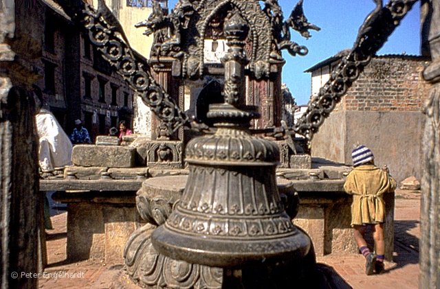 Eine rituelle Glocke vor einem Heiligtum in Patan