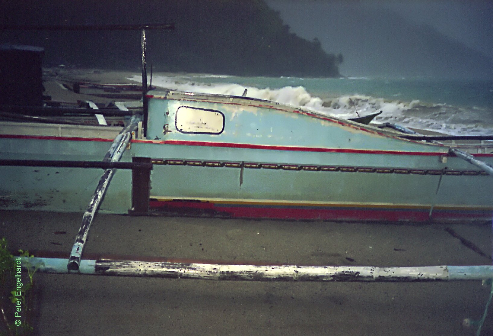 Auf den Strand gezogene Auslegerboote im Taifun