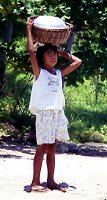 Kleines Mädchen am Strand in einem Dorf westlich von 'White Sand'