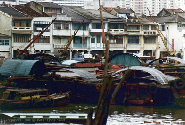Der Hafen am Singapore River vor alten Häusern