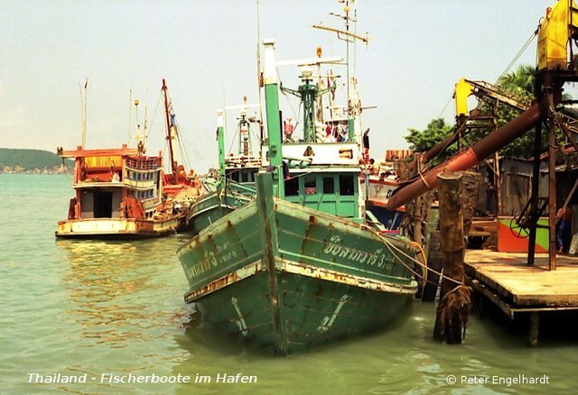 Thailändische Fischerboote im Hafen