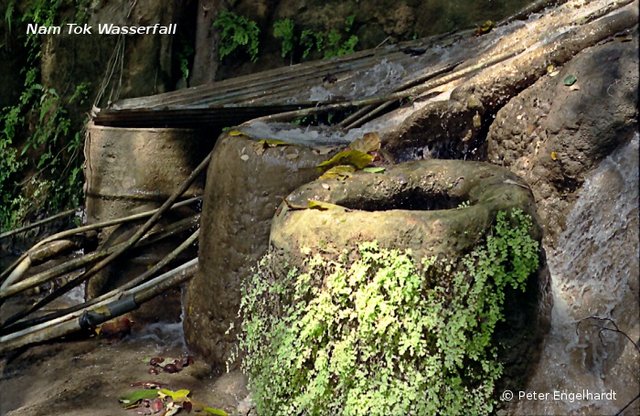 Sinterablagerungen an dem kleinen Wasserfall bei Nam Tok